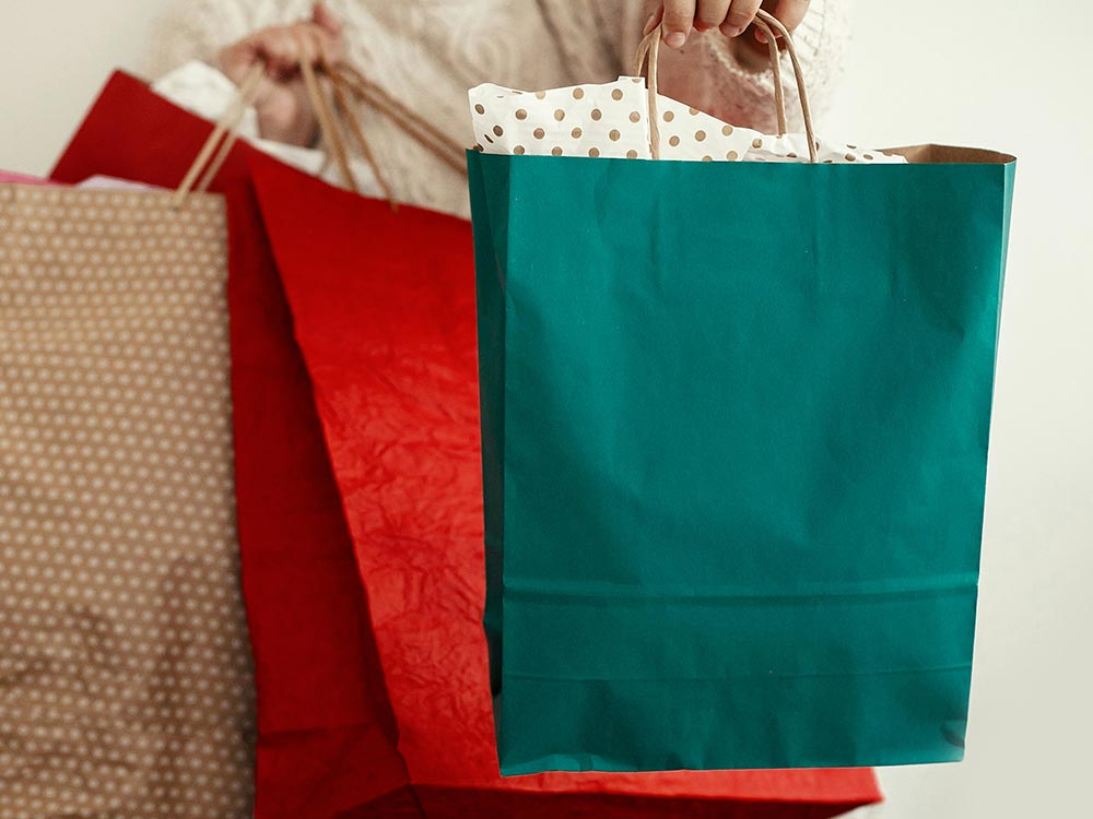 Bolsas de papel vs. bolsas reutilizables: ¿Cuál es la mejor para tu negocio?